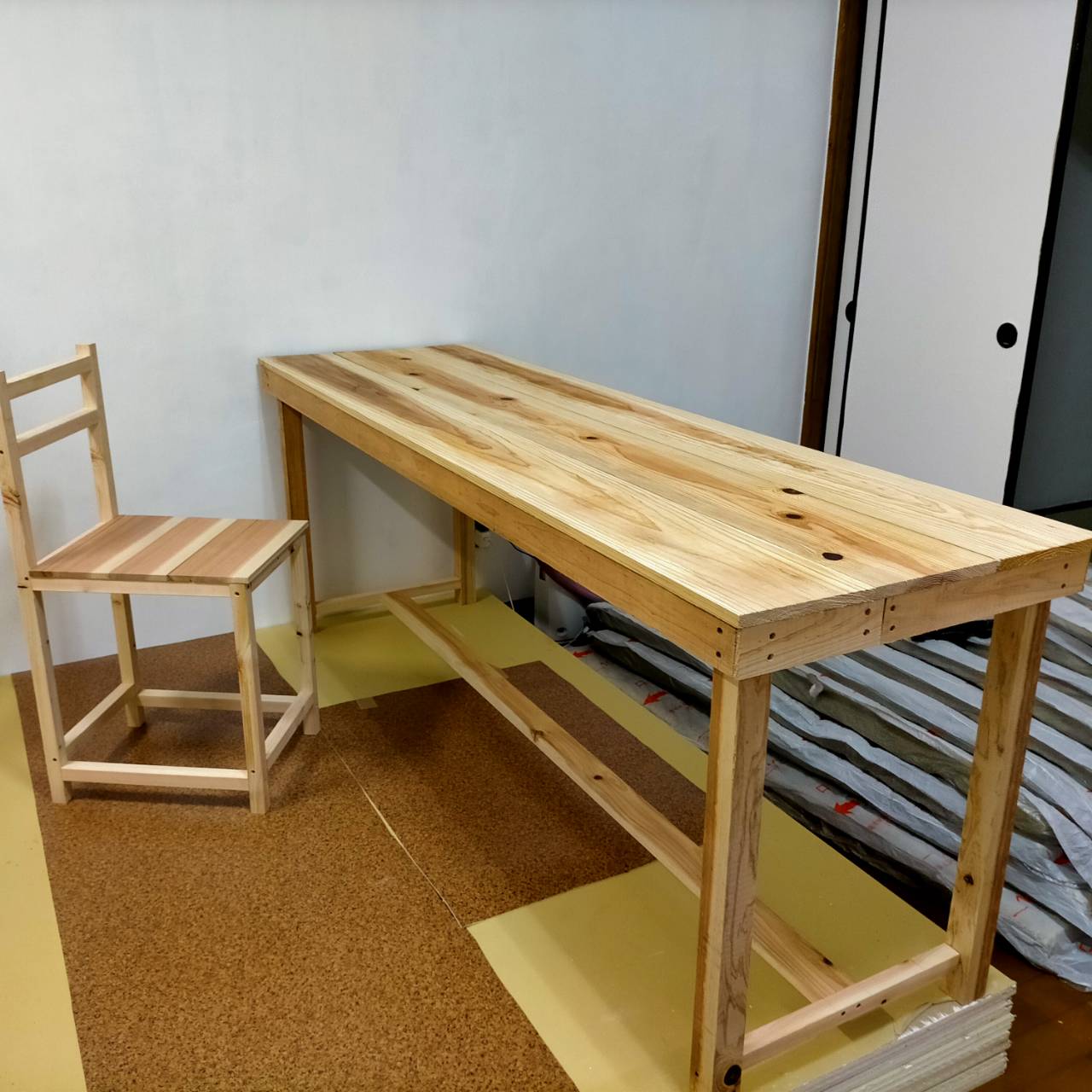 杉材で自作した机と椅子